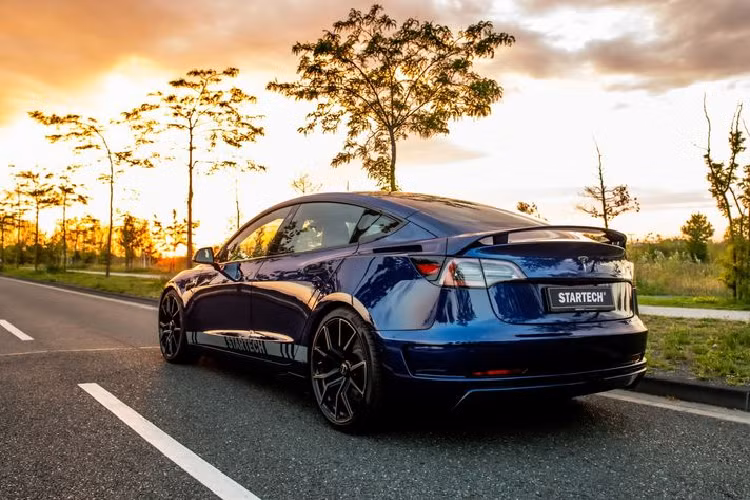 Đối với nội thất, Startech đã sử dụng khá nhiều phụ kiện làm từ sợi carbon và Alcantara cho chiếc sedan điện, các bộ phận carbon bao gồm vô lăng và các miếng trang trí cửa, trong khi Alcantara bao phủ toàn bộ trần xe, gồm cả tấm che nắng và các cột. Làm tròn các nâng cấp nội thất là bộ bàn đạp bằng nhôm. Giá của các sửa đổi này chưa được Startech công bố giá.