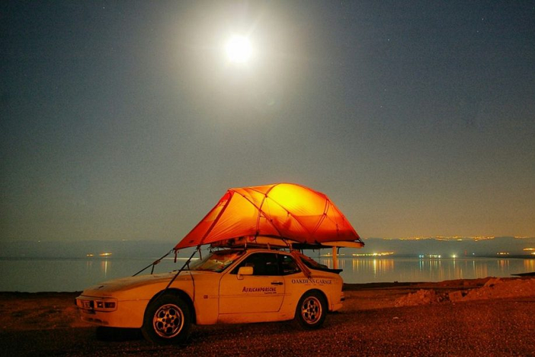 17 ngày trước khi đi, Coombs gặp phải vấn đề với bơm dầu bị hỏng và làm hỏng động cơ ban đầu. Anh đã quyết định mua một chiếc 944 phế liệu để lấy phụ tùng cho chuyến đi như trục truyền động và bộ giảm xóc. Sau đó, anh đã tháo động cơ ra khỏi chiếc xe đó và lấy phụ tùng, tháo hệ thống treo của chiếc 944 nát sang chiếc xe của anh. Cho dù những phụ tùng của xe đã được Coombs thay thế nhưng động cơ vẫn vận hành chưa thực sự trơn tru nhưng họ không thể trì hoãn chuyến đi vì thị thực của họ có thể hết hạn sớm cũng như họ sợ lỡ những chuyến phà. Và sau đó Coombs đã ra một quyết định “liều lĩnh”: bắt đầu hành trình để đời của mình.