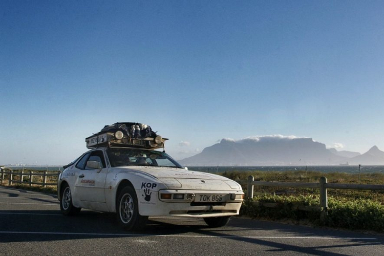 Sau một tuần lái xe qua các nước châu Âu cũng như đi qua Thổ Nhĩ Kỳ, Ben Coombs cùng người bạn đồng hành và chiếc xe đã đứng trước biên giới Syria. Tới đây, chiếc xe vẫn vận hành một cách ổn định nên cặp đôi đã quyết định tiếp tục lái xe qua Syria và Jordan trước khi bắt một chuyến phà đến Ai Cập.