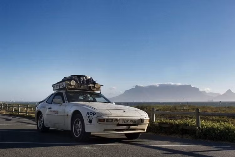 Sau một tuần lái xe qua các nước châu Âu cũng như đi qua Thổ Nhĩ Kỳ, Ben Coombs cùng người bạn đồng hành và chiếc xe đã đứng trước biên giới Syria. Tới đây, chiếc xe vẫn vận hành một cách ổn định nên cặp đôi đã quyết định tiếp tục lái xe qua Syria và Jordan trước khi bắt một chuyến phà đến Ai Cập.