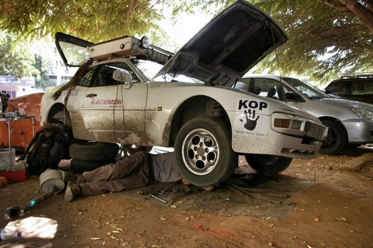 Khi đi qua Uganda và Tanzania, họ đã không may gặp phải một vụ cướp đã khiến hộ chiếu của người bạn đồng hành Laura bị đánh cắp. Tính đến thời điểm hiện tại, chiếc xe đã đi được hơn 350.000 km, ít nhất 1.600 km trong số đó là đường địa hình. Bất cứ nơi nào họ đến, qua Malawi và Zambia, họ đều được chào đón với sự phấn khích của những người dân địa phương khi họ thấy sự xuất hiện của chiếc xe thể thao Porsche cổ điển này.