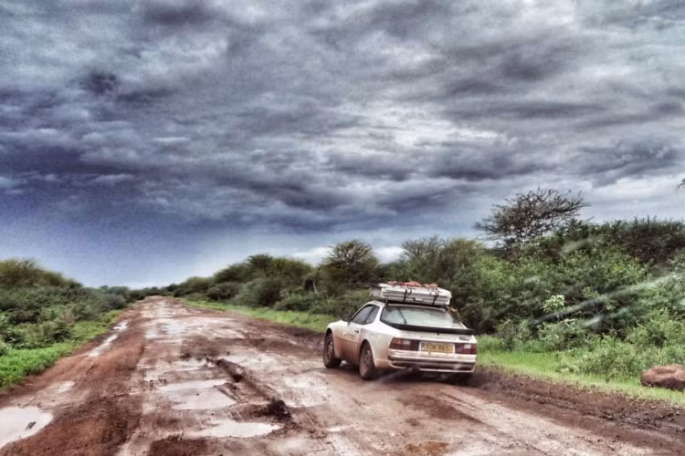 Sau hàng giờ giải quyết các thủ tục tại cảng nhằm phục vụ cho việc nhập cảnh của chiếc Porsche 944, chiếc xe đã chính thức được lăn bánh trên vùng đất Ai Cập và được đeo biển kiểm soát của Ai Cập. Tiếp đó, họ đã quyết định đi thẳng tới Cairo, lái xe qua những kim tự tháp đặc trưng – Một trong bảy kì quan thế giới mới. Đây chính là khoảnh khắc mà họ cảm thấy như mình vừa đạt được một thành tựu mới, tuy nhiên đây mới chỉ là thành tựu đầu tiên khi trước mắt họ vẫn còn quãng đường dài hơn 16,000 km phía trước.