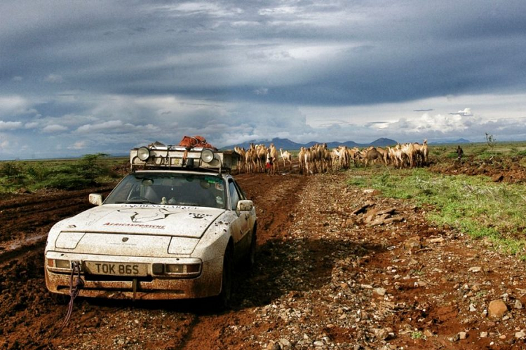 Sau khi đi qua Botswana và Namibia, bờ biển Skeleton với một vẻ đẹp hùng vĩ đầy điện ảnh hiện ra. Tiếp tục cuộc hành trình, họ gặp phải thử thách cuối: Sa mạc Namib. “Mặt trời lặn khi chúng tôi bắt đầu băng qua Namib,” Ben nói, “và chúng tôi có cảm giác rằng không gì có thể ngăn cản chúng tôi bây giờ. Chúng tôi đang chạy khoảng 65 km/h khi một trong những khớp bóng bị gãy và chúng tôi không có dụng cụ dự phòng. Vì vậy, chúng tôi đã sử dụng dây đai và dây cáp để buộc nó lại với nhau ”.