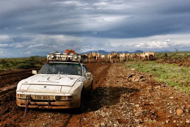 Sau khi đi qua Botswana và Namibia, bờ biển Skeleton với một vẻ đẹp hùng vĩ đầy điện ảnh hiện ra. Tiếp tục cuộc hành trình, họ gặp phải thử thách cuối: Sa mạc Namib. “Mặt trời lặn khi chúng tôi bắt đầu băng qua Namib,” Ben nói, “và chúng tôi có cảm giác rằng không gì có thể ngăn cản chúng tôi bây giờ. Chúng tôi đang chạy khoảng 65 km/h khi một trong những khớp bóng bị gãy và chúng tôi không có dụng cụ dự phòng. Vì vậy, chúng tôi đã sử dụng dây đai và dây cáp để buộc nó lại với nhau ”.