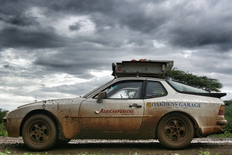 Cho dù họ đã cố gắng thử nhiều lần nhưng vẫn không thể khắc phục được sự cố này. Khi một cơn bão sét cực mạnh ập đến ngoài khơi Nam Đại Tây Dương, họ đã ngủ ngon trong cabin của 944 cho đến rạng sáng trước khi thử lại. Sau đó, họ đã nỗ lực sửa chữa tới 8 lần để làm cho khớp nối giữ quả bóng, sau đó họ đã có thể di chuyển ra khỏi sa mạc với tốc độ dưới 30 km/h. Chiếc 944 sau đó đã duy trì được tốc độ ổn định ở mức 65km/h và mất hai ngày nữa để đi hết quãng đường 1.100 km còn lại tới Cape Town.