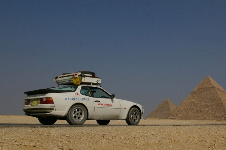 Ben Coombs kể lại:”Chúng tôi được ghép vào một đoàn xe tải được quân đội Kenya hộ tống, tuy nhiên hôm đó ở Kenya đã có một trận mưa đầu tiên sau 2 năm, chính vì thế mà những con đường trở thành những vũng lầy. Chúng tôi không thể theo kịp những chiếc xe tải trên những con đường khổng lồ này và cuối cùng đã bị bỏ rơi ở giữa khu vực chiến tranh của những bộ tộc bị cướp bóc này”. Ở Marzabit, chiếc 944 đã được sửa một máy bơm nhiên liệu bị hỏng trước khi bắt đầu hoàn thành phần cuối cùng của hành trình này. Sau đó, họ đã tiến tới Nanyuki, một nơi trên đường xích đạo và còn cách đích đến quãng đường khoảng 8.000 km.