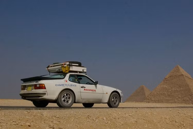 Ben Coombs kể lại:”Chúng tôi được ghép vào một đoàn xe tải được quân đội Kenya hộ tống, tuy nhiên hôm đó ở Kenya đã có một trận mưa đầu tiên sau 2 năm, chính vì thế mà những con đường trở thành những vũng lầy. Chúng tôi không thể theo kịp những chiếc xe tải trên những con đường khổng lồ này và cuối cùng đã bị bỏ rơi ở giữa khu vực chiến tranh của những bộ tộc bị cướp bóc này”. Ở Marzabit, chiếc 944 đã được sửa một máy bơm nhiên liệu bị hỏng trước khi bắt đầu hoàn thành phần cuối cùng của hành trình này. Sau đó, họ đã tiến tới Nanyuki, một nơi trên đường xích đạo và còn cách đích đến quãng đường khoảng 8.000 km.