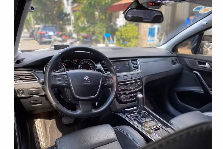 Peugeot 508 đời 2015 được trang bị rất nhiều “đồ chơi” tiện nghi giải trí, thậm chí các trang bị trên Peugeot 508 còn tự tin còn nhiều hơn các mẫu xe sedan hạng D đời 2020 mới hiện nay.