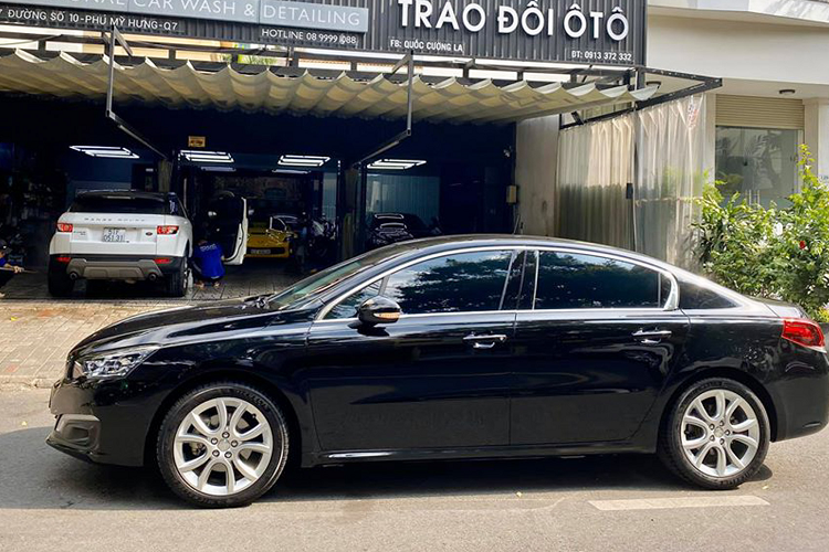 Mặc dù mang đời 2015, nhưng đến nay sau 5 năm chiếc Peugeot 508 này lăn bánh được khoảng 3.000km, một mức ODO không khác gì xe mới. Đặc biệt hơn, xe rao bán lại với giá trên dưới 900 triệu đồng, tức rẻ hơn khoảng 400 triệu đồng so với thời điểm “đập hộp”. Chính vì thế, Peugeot 508 chạy lướt này trở thành một lựa chọn dành cho những ai quan tâm sedan hạng D nhập khẩu, chất lượng cao, đi cùng với thiết kế cá tính.