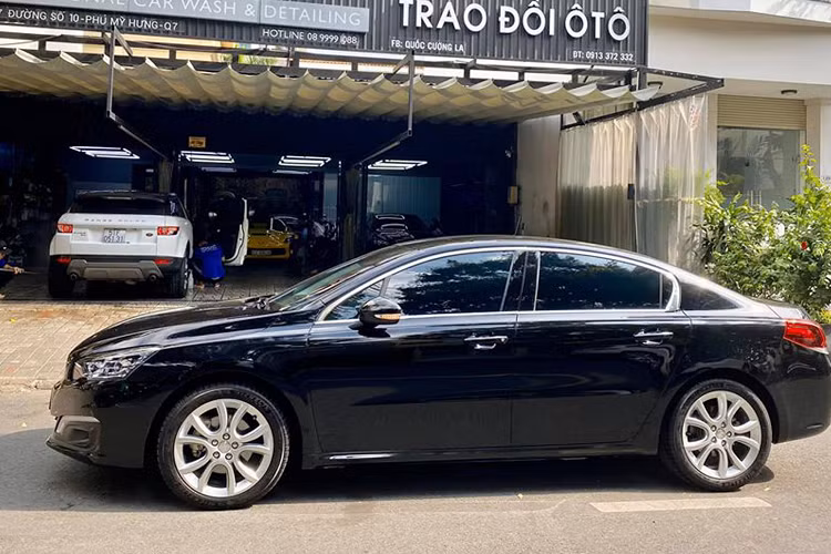 Mặc dù mang đời 2015, nhưng đến nay sau 5 năm chiếc Peugeot 508 này lăn bánh được khoảng 3.000km, một mức ODO không khác gì xe mới. Đặc biệt hơn, xe rao bán lại với giá trên dưới 900 triệu đồng, tức rẻ hơn khoảng 400 triệu đồng so với thời điểm “đập hộp”. Chính vì thế, Peugeot 508 chạy lướt này trở thành một lựa chọn dành cho những ai quan tâm sedan hạng D nhập khẩu, chất lượng cao, đi cùng với thiết kế cá tính.