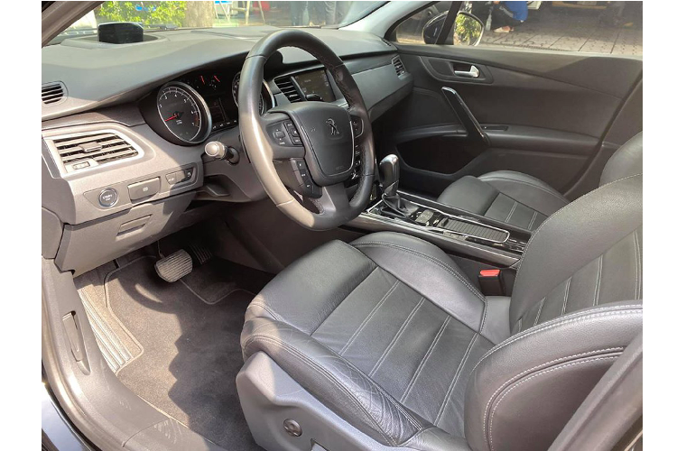 Tất cả ghế ngồi của xe đều được bọc da, hàng ghế trước chỉnh điện 8 hướng cùng hệ thống hỗ trợ thắt lưng. Vô lăng được tích hợp nhiều nút chức năng, ga tự động (cruise control) với tính năng hạn chế tốc độ, màn hình hiển thị trên kính lái HUD (Head-up Display).