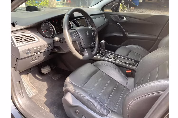 Tất cả ghế ngồi của xe đều được bọc da, hàng ghế trước chỉnh điện 8 hướng cùng hệ thống hỗ trợ thắt lưng. Vô lăng được tích hợp nhiều nút chức năng, ga tự động (cruise control) với tính năng hạn chế tốc độ, màn hình hiển thị trên kính lái HUD (Head-up Display).