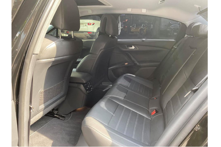 Peugeot 508 được trang bị đầu CD có khả năng kết nối USB, AUX, Bluetooth, dàn âm thanh với 10 loa thương hiệu JBL. Đặc biệt, xe sở hữu hệ thống điều hoà 4 vùng độc lập như xe sang mang đến sự tiện nghi và thoải mái nhất cho mỗi hành khách ở các vị trí khác nhau.