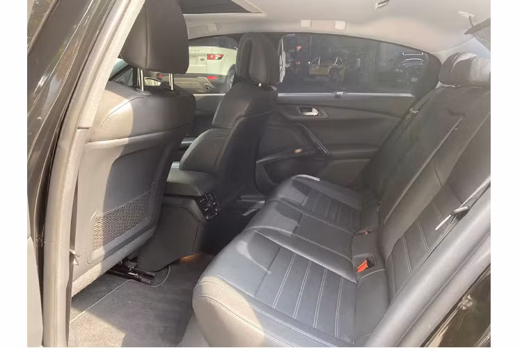 Peugeot 508 được trang bị đầu CD có khả năng kết nối USB, AUX, Bluetooth, dàn âm thanh với 10 loa thương hiệu JBL. Đặc biệt, xe sở hữu hệ thống điều hoà 4 vùng độc lập như xe sang mang đến sự tiện nghi và thoải mái nhất cho mỗi hành khách ở các vị trí khác nhau.