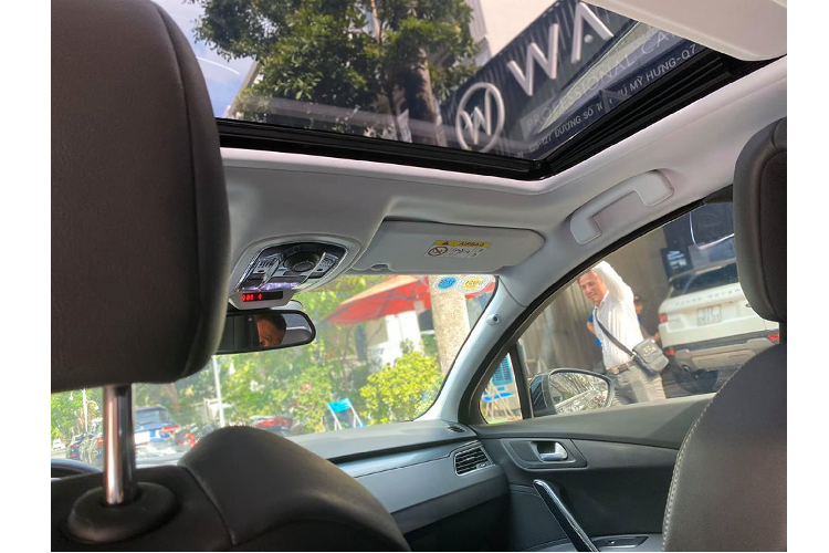 Ngoài ra, Peugeot 508 còn trang bị nhiều tiện nghi khác như: cửa sổ trời (hàng ghế trước), ngăn găng tay có chức năng làm mát, rèm che nắng cho hành khách phía sau,…