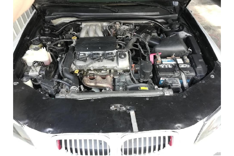 Chủ nhân của một chiếc Camry Solara 2002 mui trần đã cố gắng sửa chữa phong cách của chiếc xe Nhật Bản theo cách… thảm họa nhất có thể đó là lắp cho nó một bộ body kit BMW M5 E60. Kết quả, chiếc xe độ giờ đây có những chi tiết đặc trưng của M5 ví như đèn pha “Dame Edna”, tấm cản va và lưới tản nhiệt hình thận.