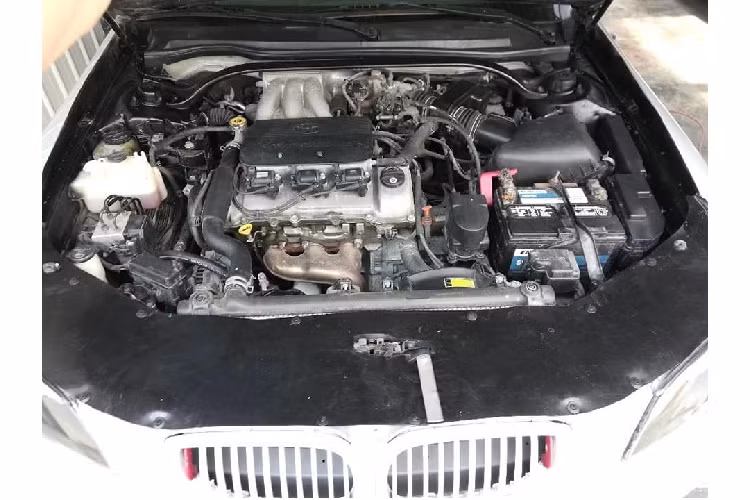 Chủ nhân của một chiếc Camry Solara 2002 mui trần đã cố gắng sửa chữa phong cách của chiếc xe Nhật Bản theo cách… thảm họa nhất có thể đó là lắp cho nó một bộ body kit BMW M5 E60. Kết quả, chiếc xe độ giờ đây có những chi tiết đặc trưng của M5 ví như đèn pha “Dame Edna”, tấm cản va và lưới tản nhiệt hình thận.