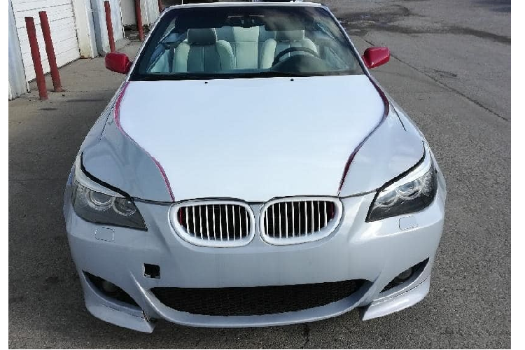 Ít nhất là phần nội thất của xe trông có vẻ ngon lành hơn với ghế ngồi bọc da màu trắng/xám và chi tiết trang trí màu đỏ. Ngoài ra, chủ xe cũng đã lắp đặt cho chiếc Solara 2002 độ BMW mui trần một số trang bị như phanh, máy phát điện và bộ khởi động. Chiếc mui trần này cũng có hai túi khí an toàn phía trước, hệ thống điều hòa, và ghế ngồi điều chỉnh tự động.