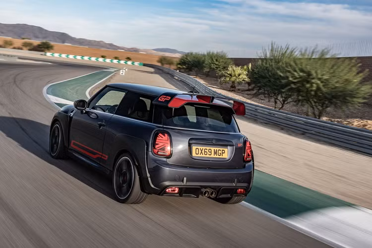 Ra mắt vào cuối năm 2019, Mini JCW GP được xây dựng từ model Mini Cooper 3 cửa tiêu chuẩn. Mẫu hot hatch (xe hatchback hiệu năng cao) của Mini có một loạt nâng cấp liên quan đến vận hành như hệ thống treo, hệ thống lái và các chi tiết khí động học.