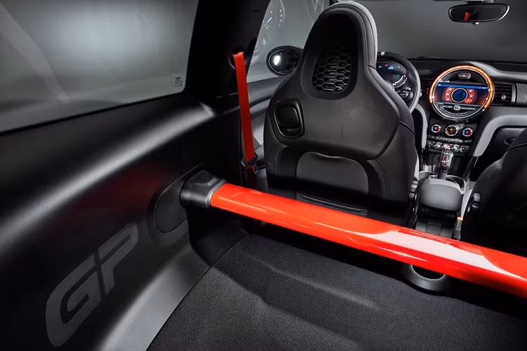 Vì là phiên bản hiệu năng cao nên Mini JCW đặc biệt sẽ chỉ có 2 chỗ ngồi. Hàng ghế sau được loại bỏ và thay vào đó là một giằng bằng nhôm để gia cố, giúp thân xe thêm vững chắc khi vận hành ở tốc độ cao.