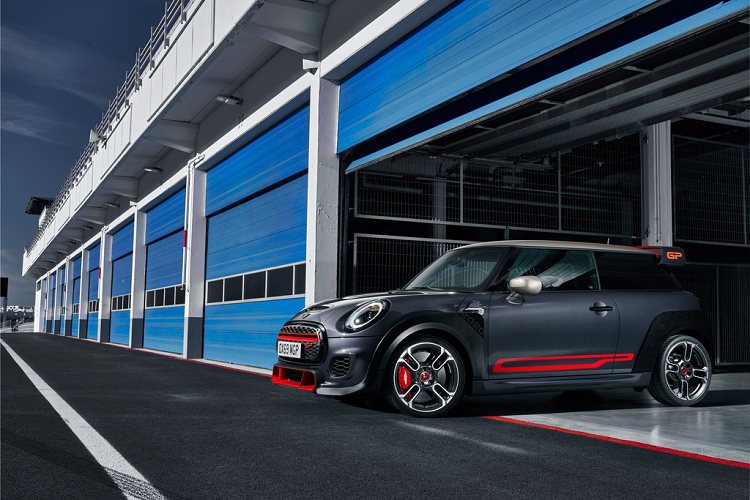 So với mẫu Cooper 3 cửa, Mini John Cooper Works GP 2020 có ngoại hình thể thao và mạnh mẽ hơn với màu đen chủ đạo cùng các chi tiết trang trí màu đỏ tựa xe đua. Trong đó, nổi bật hơn cả là cụm cánh lướt gió cỡ lớn phía sau. Riêng nóc xe và gương chiếu hậu 2 bên được sơn màu bạc.