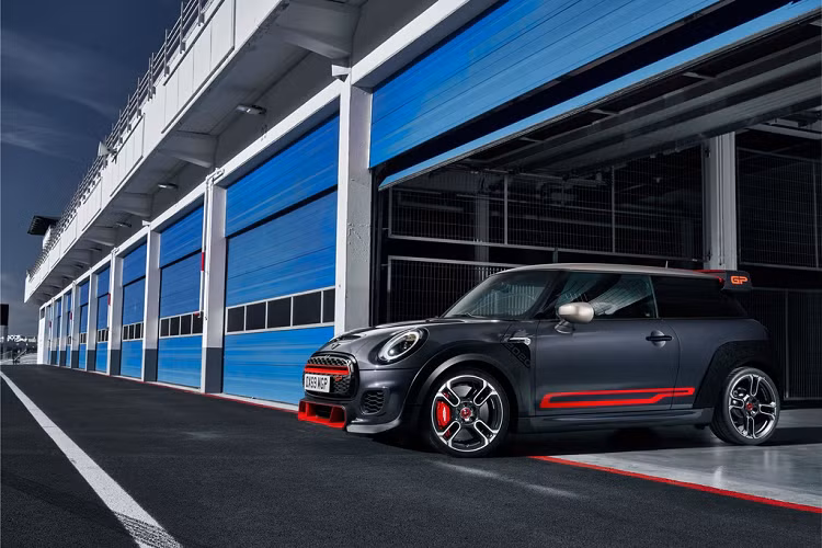 So với mẫu Cooper 3 cửa, Mini John Cooper Works GP 2020 có ngoại hình thể thao và mạnh mẽ hơn với màu đen chủ đạo cùng các chi tiết trang trí màu đỏ tựa xe đua. Trong đó, nổi bật hơn cả là cụm cánh lướt gió cỡ lớn phía sau. Riêng nóc xe và gương chiếu hậu 2 bên được sơn màu bạc.