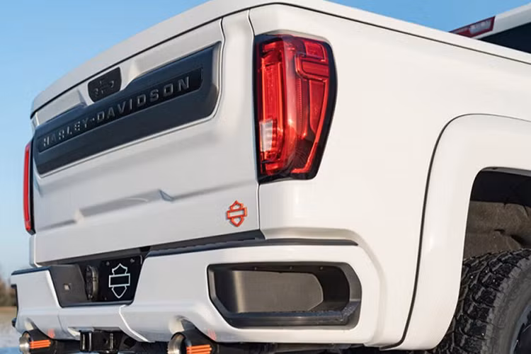 Gầm xe được ốp bảo vệ nhằm tránh những tác động có hại cho gầm xe khi off-road. Vòm bánh xe được sơn đồng màu thân xe, cùng với đó, lưới tản nhiệt phía đầu cũng như bên hông, cùng một số chi tiết khác bên ngoài ngoại thất của phiên bản này sẽ sở hữu phần viền màu cam, giống với logo của Harley-Davidson.