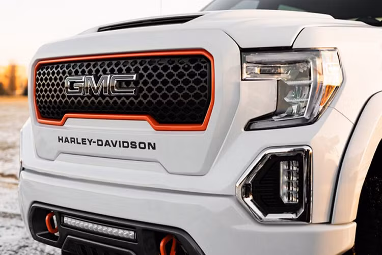 Giống với gói nâng cấp dành cho F-150 trước đây, gói độ Harley-Davidson cho bán tải Sierra vẫn sẽ sở hữu hơn 60 chi tiết độ ngoại thất, nội thất khác biệt so với xe nguyên bản. Ngoại thất sẽ nhận được sự thay đổi ở cản trước khi nó được thiết kế lại, tích hợp cả đèn xe cũng như dãy LED chiếu sáng phụ.