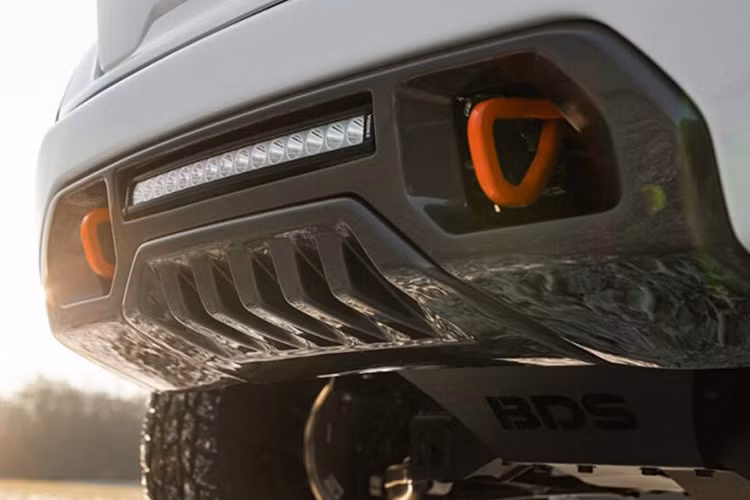 Xe được trang bị bộ mâm lấy cảm hứng từ mẫu môtô Fatboy có kích thước 22 inch được làm bằng nhôm nhẹ, được bọc trong bộ lốp off-road kích thước 35 inch. Hệ thống treo được nâng cấp với phụ tùng đến từ FOX. Chiếc xe sở hữu bộ giảm xóc BDS với lò xo đến từ FOX và thành giằng cân bằng ngang.