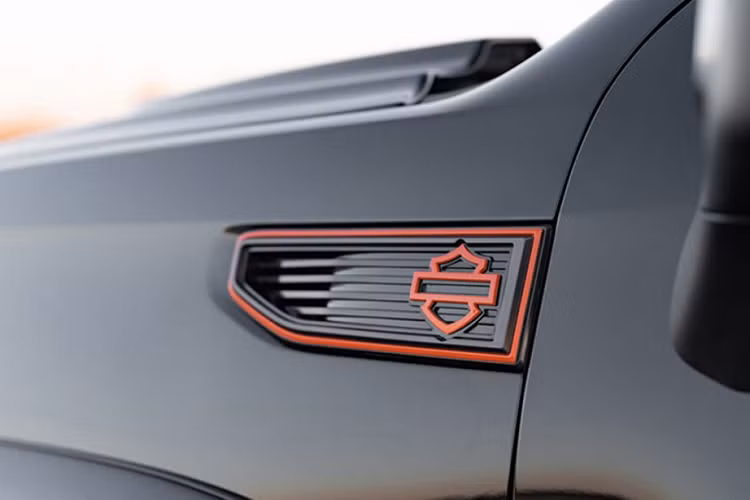 Phía sau, những chi tiết lấy cảm hứng từ Harley-Davidson tiếp tục xuất hiện ở cản va, cửa cốp cũng như một logo lớn được trang bị trên nắp thùng sau. Tuscany Motor Company sẽ bán ra phiên bản đặc biệt này GMC Sierra với ba màu sơn Onxy Black (đen), Summit White (trắng), và Satin Steel Metallic (màu xám kim loại ánh kim, mờ).