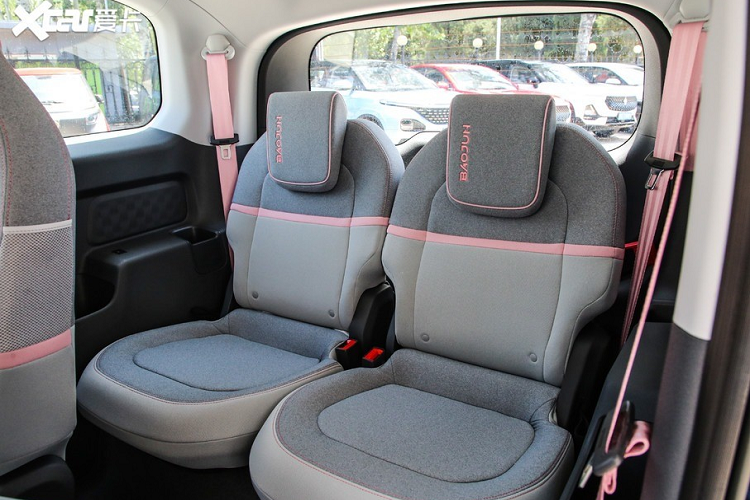 Nội thất của xe cũng điên rồ gần giống ngoại thất. Tổng thể nội thất mang tính chất tối giản, gói gọn mọi nút bấm cần thiết ở bên phía tài xế. Người mua có thể lựa chọn những màu sắc trang trí nội thất tương ứng với lớp sơn bên ngoài. Phía trước tài xế có trang bị một màn hình nhỏ, nằm ngay dưới mặt táp lô. Bộ chọn số trông cũng rất ngầu, và nó nằm ở vị trí bên phải của vô lăng.