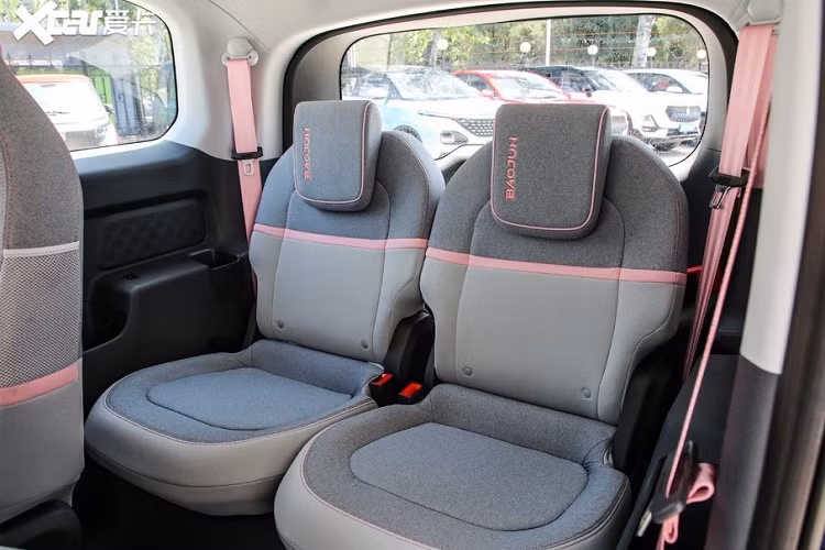 Nội thất của xe cũng điên rồ gần giống ngoại thất. Tổng thể nội thất mang tính chất tối giản, gói gọn mọi nút bấm cần thiết ở bên phía tài xế. Người mua có thể lựa chọn những màu sắc trang trí nội thất tương ứng với lớp sơn bên ngoài. Phía trước tài xế có trang bị một màn hình nhỏ, nằm ngay dưới mặt táp lô. Bộ chọn số trông cũng rất ngầu, và nó nằm ở vị trí bên phải của vô lăng.