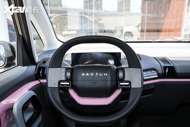 Những thông số này cho thấy sự thay đổi đáng kể so với các con số chính thức được công bố hồi đầu năm 2020 với mô tơ 39 mã lực, cụm pin 16,8 kWh, và cự li 260 km. Không rõ sự thay đổi đột ngột đã đến từ đâu, và càng ấn tượng khi chúng không tạo ảnh hưởng lớn lên giá bán xe dự tính ban đầu.