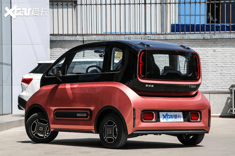 Mẫu xe bé nhỏ có trang bị duy nhất một mô tơ điện ở trục bánh sau, công suất 53 mã lực và 150 Nm mô-men xoắn cực đại. Tốc độ tối đa của Baojun E300 2020 mới là 100 km/h và cụm pin 31,9 kWh mang tới cự li di chuyển 305 km theo chu trình NEDC. Với bộ sạc nhanh, chiếc xe mất 1 tiếng sạc để có 80% pin. Thời gian sạc đầy bằng nguồn 220V là 15 tiếng.