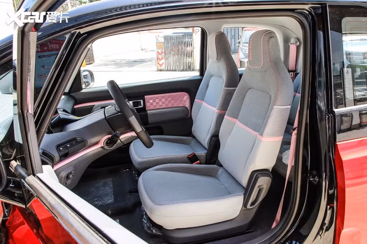 Tương tự với E100 và E200 trước đây, Baojun E300 thế hệ mới vẫn mang một dáng vẻ kỳ cục mà lại hiệu quả. Nó mang tới cho người tiêu dùng một cảm nhận mới mẻ, liều lĩnh, thú vị và khác biệt. Kích thước xe là dài 2.625 mm, rộng 1.647 mm, cao 1.588 mm và trục cơ sở dài 1.750 mm. Chiếc xe có lắp đặt 4 ghế ngồi, và rộng rãi hơn người ta tưởng tượng.