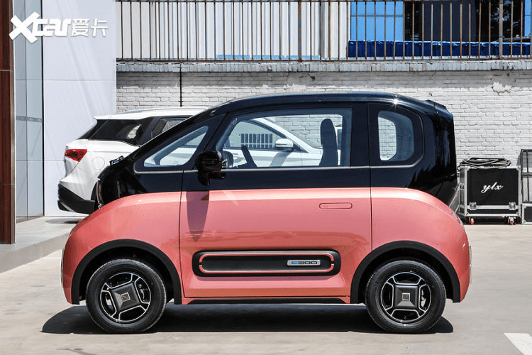 Bên cạnh đó, Baojun E300 2020 còn có trang bị hệ thống kết nối Huawei HiCar mới. Huawei là công ty công nghệ nổi tiếng với những sản phẩm mạng lưới 5G. Họ đang có bước tiến vào thị trường ôtô và Baojun E300 là mẫu xe đầu tiên sử dụng hệ thống của họ.