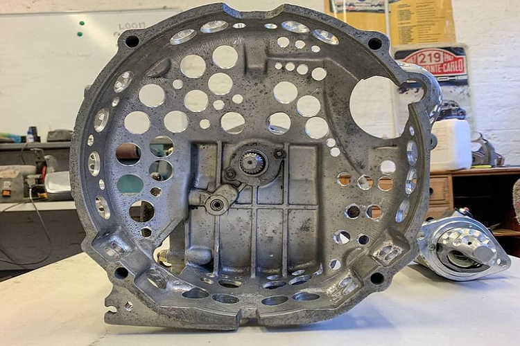 Có thể nói rằng King vô cùng am hiểu xe Porsche, và đó cũng là lý do tại sao ông ấy dám làm một dự án “giảm cân” kinh khủng đến thế. Mục tiêu của chuyên gia này là khiến chiếc Porsche 911 nhẹ nhất có thể, cụ thể là giảm bớt tổng cộng 595 kg cho xe.