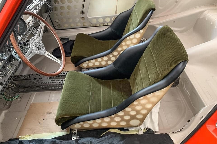 Mặt táp lô xe giờ đây trông giống một tấm lưới lỗ lớn, ghế xe cực nhẹ 4,76 kg cũng có đầy lỗ, tất cả các bộ phận như chân ga, phanh khẩn cấp, phụ tùng hộp số…, đều mang trên mình những chiếc lỗ to nhỏ khác nhau.