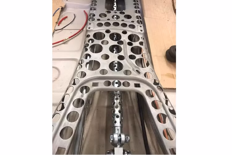 Khi không thể khoan thêm lỗ ở một bộ phận nào đó, King đã tiến hành sử dụng nhiều phụ tùng trọng lượng nhẹ nhất có thể. Ví dụ thân vỏ ngoại thất giờ là làm hoàn toàn bằng sợi thủy tinh.