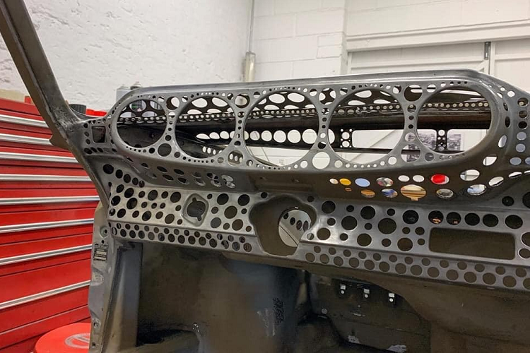 Gần như không một bộ phận nào của chiếc 911 này là còn nguyên vẹn, với sự khác biệt rõ ràng là giờ đây nó trông giống như một bánh phô mai Thụy Sĩ bên dưới lớp vỏ ngoài. Kể cả hộp khớp ly hợp dành cho hộp số cũng có đầy lỗ để giảm bớt trọng lượng không cần thiết.