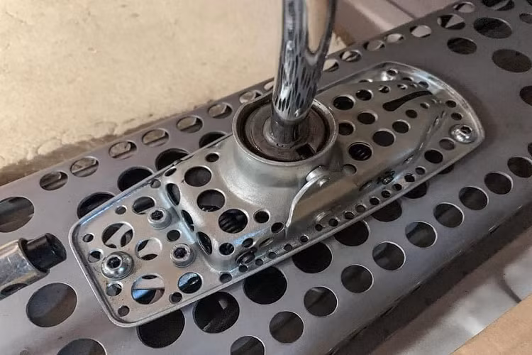 Những phụ tùng máy móc khác đã được mang ra cân đo và rồi tráo đổi lấy phiên bản trọng lượng nhẹ hơn. Thậm chí King còn lắp đặt một giá treo bằng nhôm độ cho động cơ. Ngay cả những phụ tùng máy móc cũng được mang ra khoan lỗ