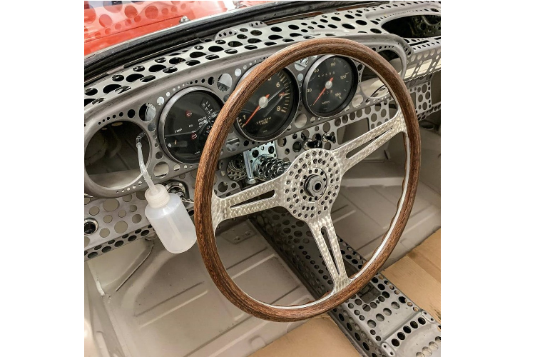 King có sở hữu Karmann Konnection, một xưởng xe Porsche và cũng chính là nơi ông ấy đang thực hiện dự án của mình. Trong thời gian gần đây, ông ấy không ngừng chia sẻ hình ảnh cập nhật tình hình lên mạng xã hội.