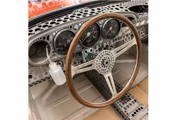 King có sở hữu Karmann Konnection, một xưởng xe Porsche và cũng chính là nơi ông ấy đang thực hiện dự án của mình. Trong thời gian gần đây, ông ấy không ngừng chia sẻ hình ảnh cập nhật tình hình lên mạng xã hội.