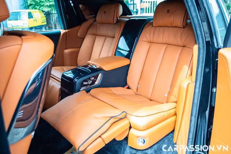 Cản trước của xe đã được thiết kế lại cùng các đường nét mỏng hơn, thanh hơn tạo điểm nhấn. Kết hợp với đó chính là phần lưới tản nhiệt đặc trưng được thiết kế lớn hơn nhằm ăn nhập với phần cản trước có nét uy nghi. Xe được trang bị hệ thống đèn chiếu sáng dạng LED có tích hợp LED ban ngày và có khả năng chiếu xa tới 600m vào ban đêm. Chi tiết logo Spirit of Ecstasy vẫn được đặt trên vị trí quen thuộc cùng tính năng có thể đóng/mở thông qua nút điều chỉnh trong khoang nội thất của xe.