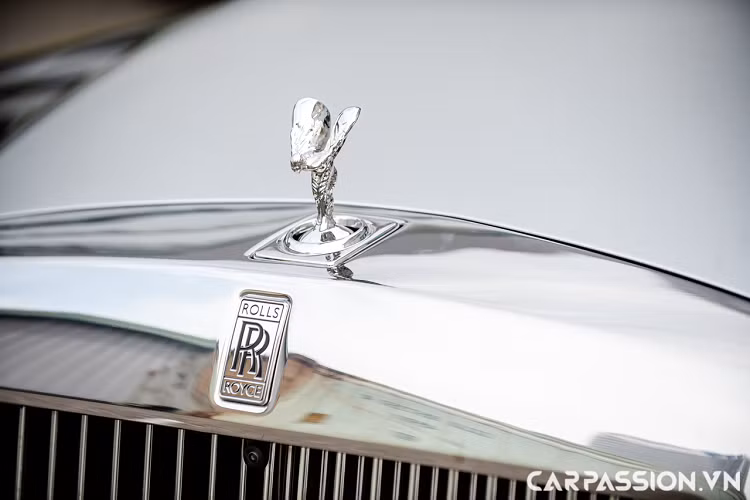 Khác với Phantom VII, Phantom VIII mang trên mình sự thay đổi lớn về thiết kế. Thay vì thiết kế ngoại thất có phần cổ điển, vuông vức thường thấy trên thế hệ trước, xe được chế tạo với những đường nét mềm mại có phần hiện đại, kiểu dáng tổng thể được thiết kế mềm hơn, đem lại cho người mê xe một cái nhìn mới mẻ hơn. Dù sỡ hữu những đường nét thiết kế mới, Phantom VIII vẫn được đan xen với những nét truyền thống vốn có của những chiếc Rolls-Royce, điển hình là lưới tản nhiệt dọc đã vốn lâu nay trở thành biểu tượng của hãng.