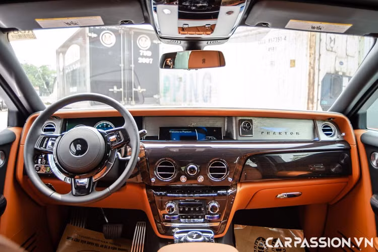 Về bản chất, những đường nét trên Phantom VIII là sự hiện đại hóa những nét đẹp vốn có trên Phantom VII. Xe sở hữu phần đuôi sau được thiết kế dạng thoải, liền mạch hơn so với sự vuông vức trên phiên bản tiền nhiệm. Phần đèn chiếu hậu sau cũng được thiết kế lại nhằm ăn nhập với ngôn ngữ thiết kế đầy gợi cảm, sang trọng này, từ đó đem lại cho Phantom VIII một diện mạo thực sự khác biệt nhưng đồng thời không làm mất đi cái đẹp trong phong cách thiết kế truyền thống của thương hiệu Rolls-Royce.