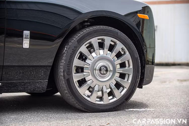 Chiếc xe thuộc phiên bản trục cơ sở kéo dài (Extended Wheelbase), chính vì thế xe có chiều dài tổng thể lên tới 5.982 mm, chiều rộng 2.018 mm, chiều cao 1.656 mm. Với chiều dài cơ sở lên tới 3.772 mm, Phantom VIII EWB sở hữu một khoang nội thất rộng rãi, đặc biệt là hàng ghế sau, từ đó đem lại cảm giác thoải mái hơn cho những vị chủ nhân khi sử dụng khu vực khoang ghế sau.