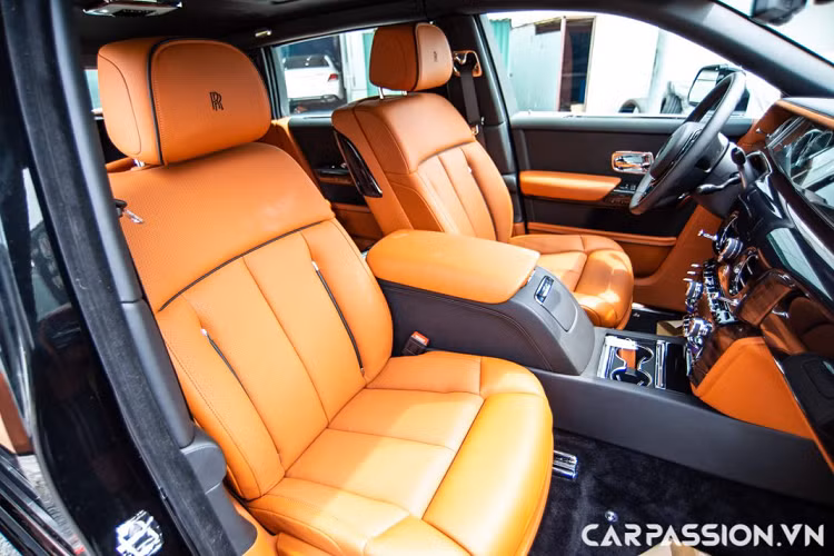 Đây cũng chính là chiếc Phantom VIII đầu tiên tại Việt Nam được mang trên mình màu sơn đen, trước đó có 3 chiếc màu trắng cùng 1 xe màu đỏ. Xe được trang bị màu sơn đen Diamond Black cùng với phâng nắp ca-pô được sơn màu bạc Jubilee. Đây chính là phong cách phối màu rất quen thuộc trên những mẫu Phantom hay Ghost tại Việt Nam bởi lẽ chính từ sự đơn giản này, vẻ sang trọng cũng như quý phái của chiếc sedan hàng đầu thế giới có thể toát lên, mê hoặc bất cứ ai khi nhìn thấy những chiếc xe với biểu tượng Spirit of Ecstasy.