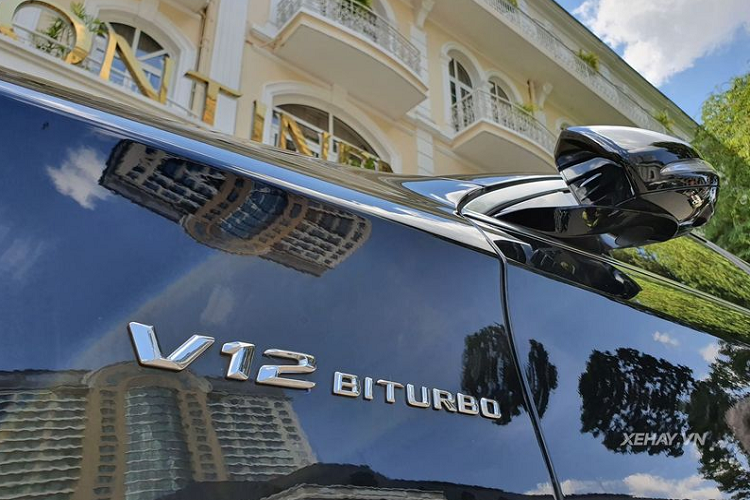 Thêm một điểm đặc biệt khác của S65 AMG so với các mẫu S-Class thông thường là hệ thống ống xả hiệu suất cao của AMG với bốn họng xả hình bình hành phát ra âm thanh vô cùng dữ dội.