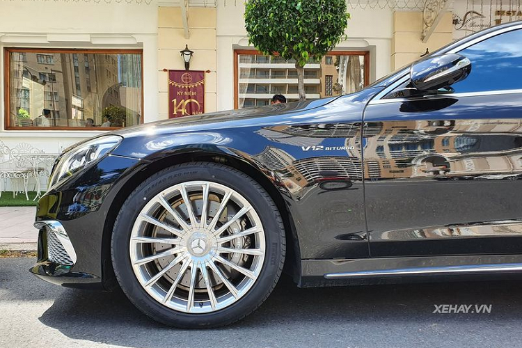 S65 AMG còn sở hữu bộ mâm đa chấu 20 inch được làm hoàn toàn từ hợp kim nhôm, kết hợp với hệ thống phanh đĩa hiệu suất cao AMG có cùm phanh sơn bạc. Đặt ngoại hình sang một bên, hệ truyền động mới là điểm nổi bật nhất của Mercedes-AMG S65, giúp chiếc xe "không có đối thủ cùng phân khúc", vì tính ra BMW 760Li hay Audi S8 cách đây vài năm chỉ có sức mạnh ngang hàng với Mercedes-AMG S63.